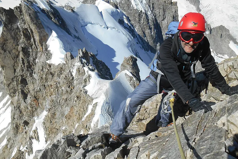 11 Arrampicando sotto la vetta dell'Aiguille de Rochefort