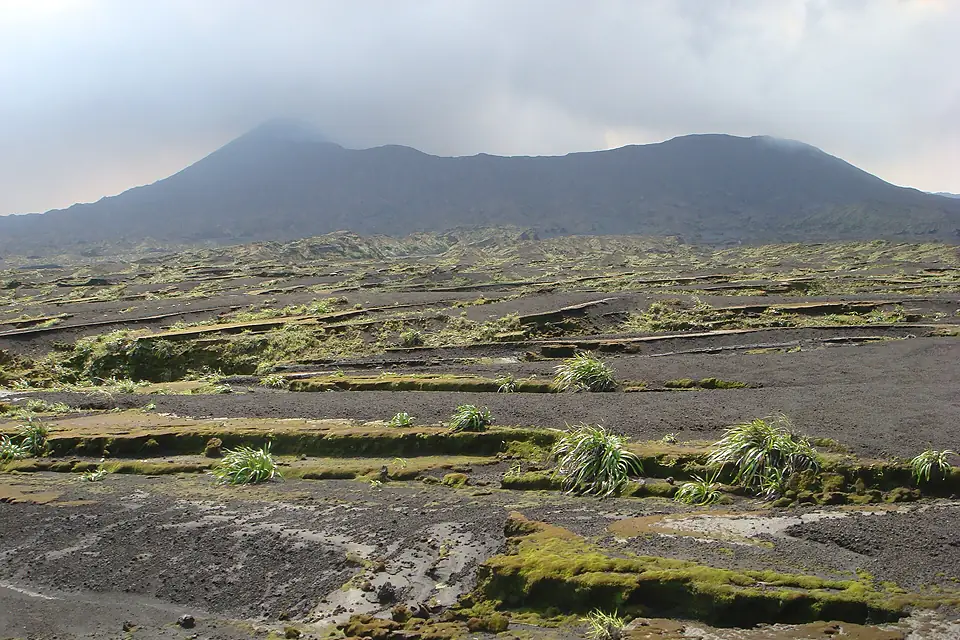 Vue du volcan Benbow depuis la plaine de cendres, île d'Ambrym