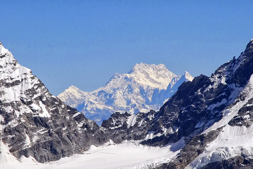 Far away on the horizon you can see the Kanchenjunga - the third summit of the world 8586 m. - panoramio