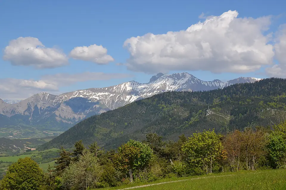 Looking from the Drome-Isere district border you can see the mountains of "Massif des Ecrins" very well, with lots of snow begin May - panoramio