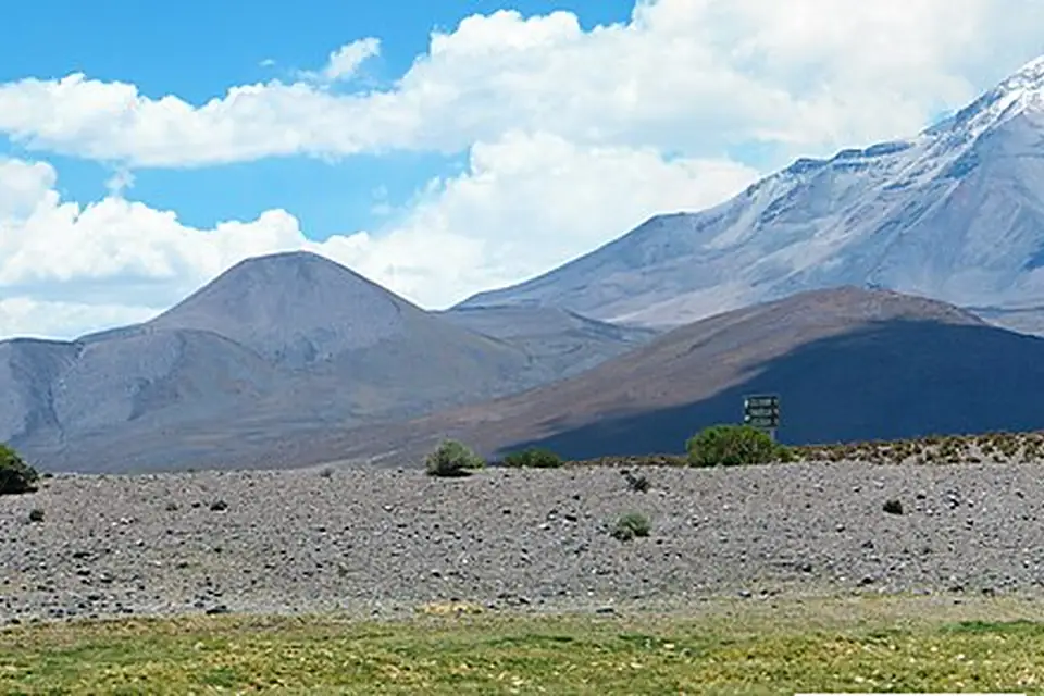 Camino a colchane fondo volcan isluga - panoramio