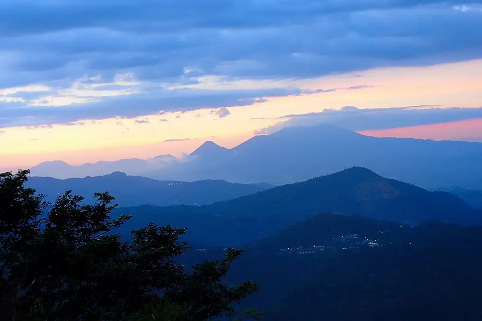 Cerca de Comasagua,luces de talnique y al fondo el volcan Izalco - panoramio