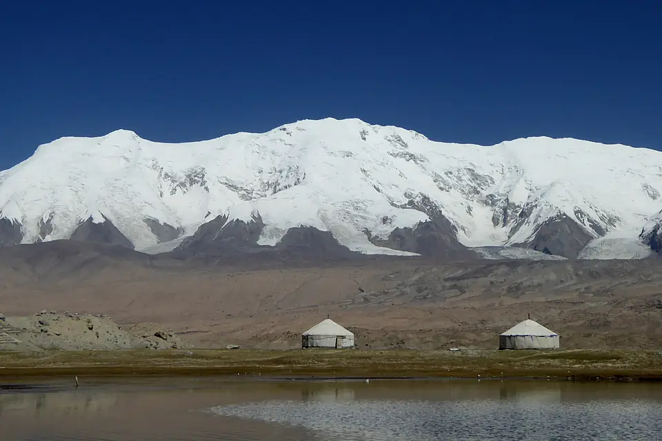 7,719m Kongur Tagh 3,600m Lake Karakul Karakoram Highway Kyrgyz Xinjiang China 新疆 吉爾吉斯 喀喇昆仑公路 喀拉庫勒湖 公格尔峰 - panoramio (3)