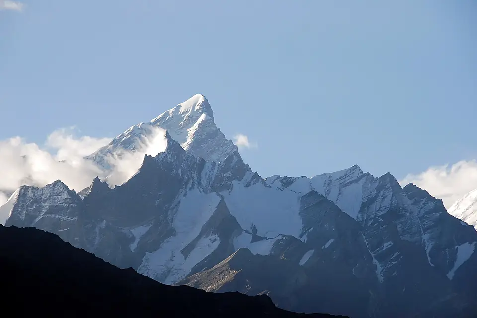 NunKun panorama, Kun 7089 m as seen from Suru Valley from some 20,5 km distance, Detail - panoramio