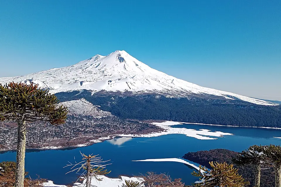 AOB Melipeuco vista al volcan