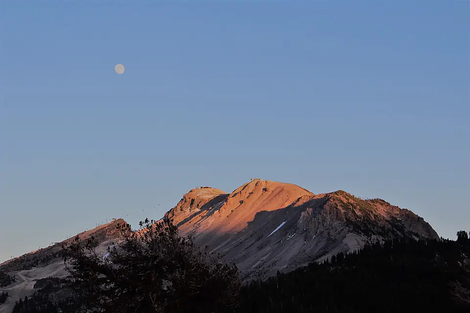 Almost full moon over Mammoth Mountain (51297541759)