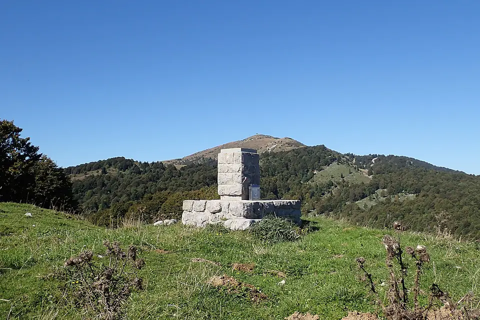 Mrzli vrh, summit marker