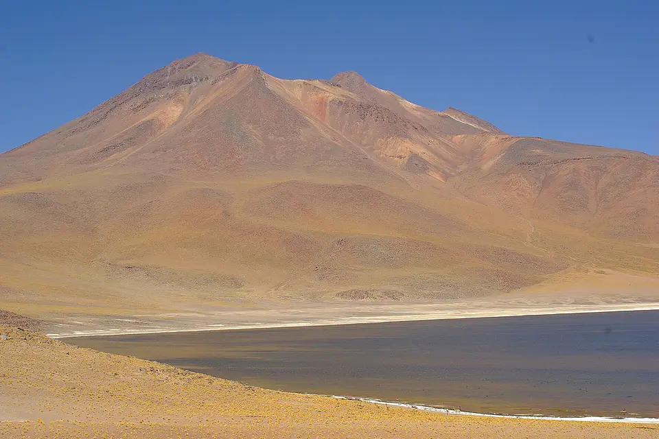 Miñiques, laguna y volcan