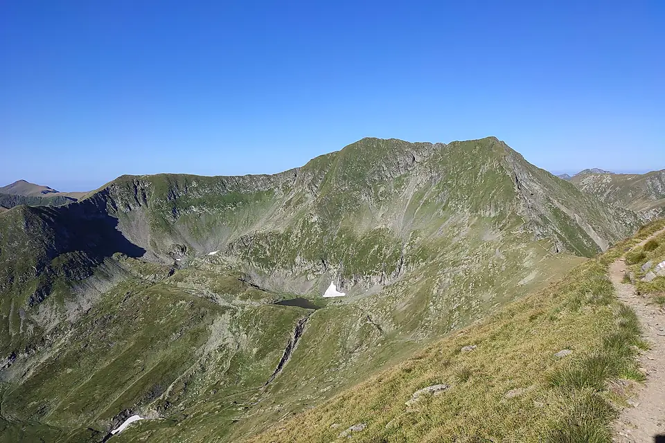Moldoveanu and Viștea Mare peaks, Făgăraș Mountains, Romania - Flickr - xulescu g
