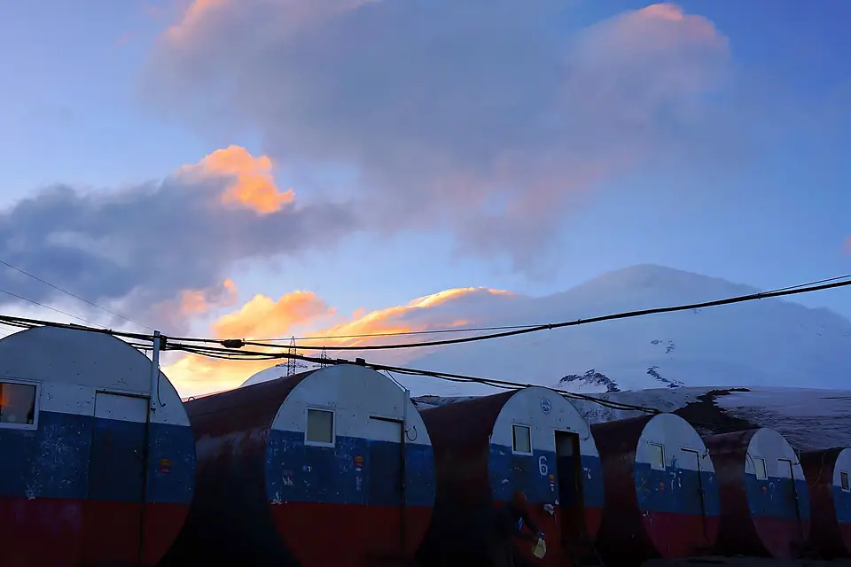 Blick zum Elbrus Russland Ölfässer ("Barrel Huts") 3.800 m - panoramio
