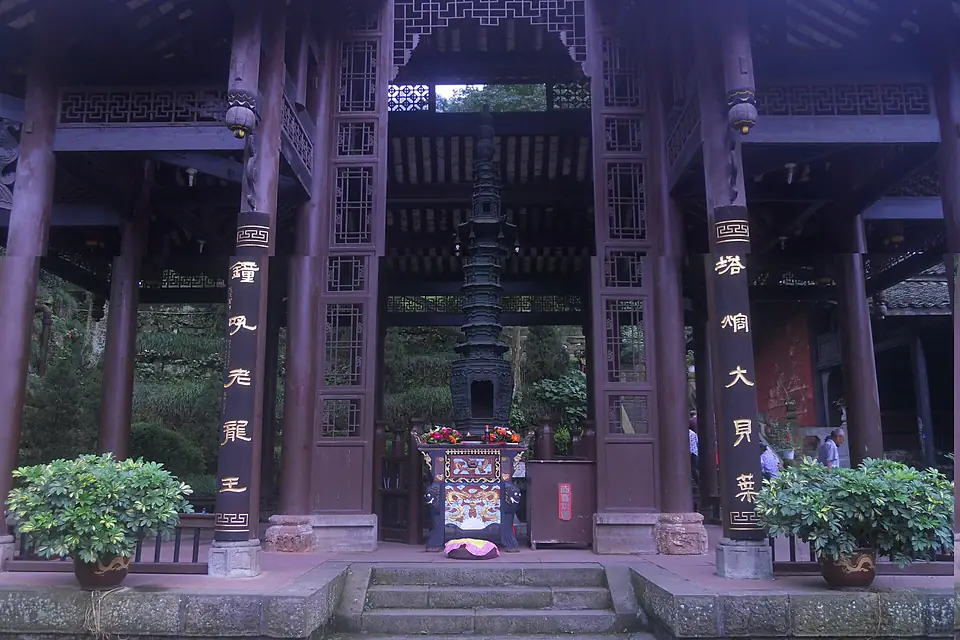 EmeiShan - Along the climb, in a temple 01