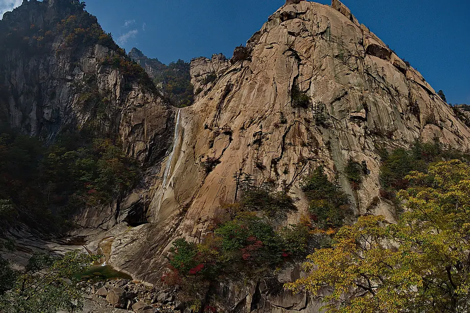 0438 - Nordkorea 2015 - Kumgang Gebirge - Kuryong Fasserfall (22543108597)