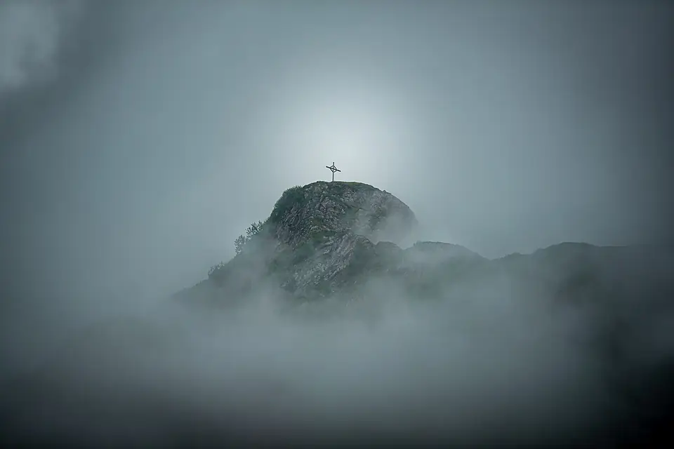 Gipfelkreuz am Pilatus im Nebel
