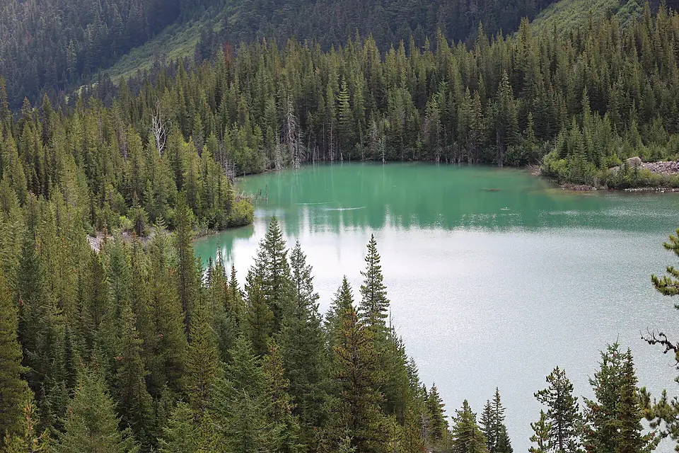 A meltwater lake colored turquoise by glacier silt (5901254e-d529-4be9-9907-1198100df06f)