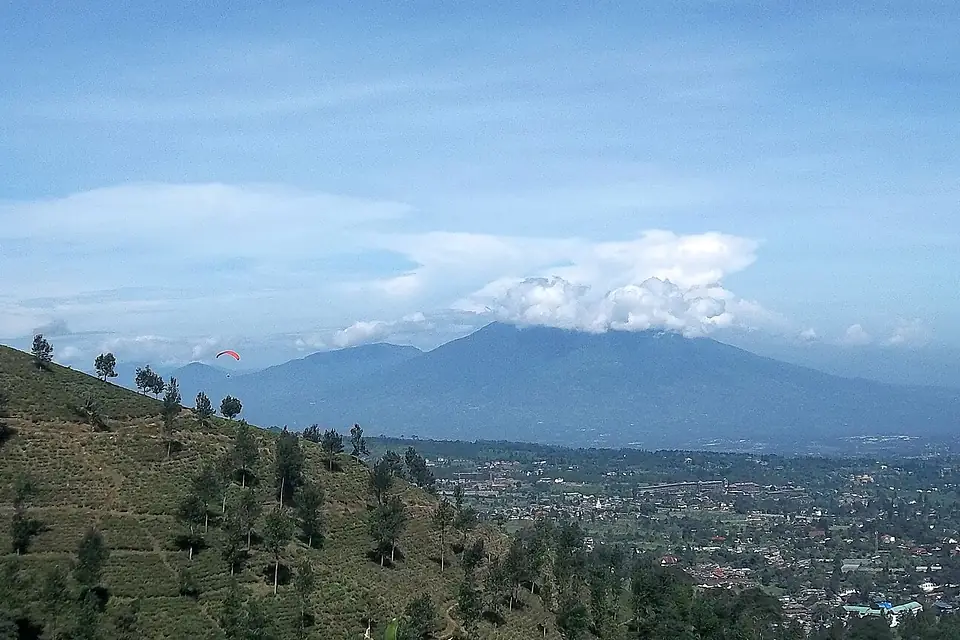Gunung Salak Dilihat Dari Belakang Bukit Paralayang, Puncak, Bogor