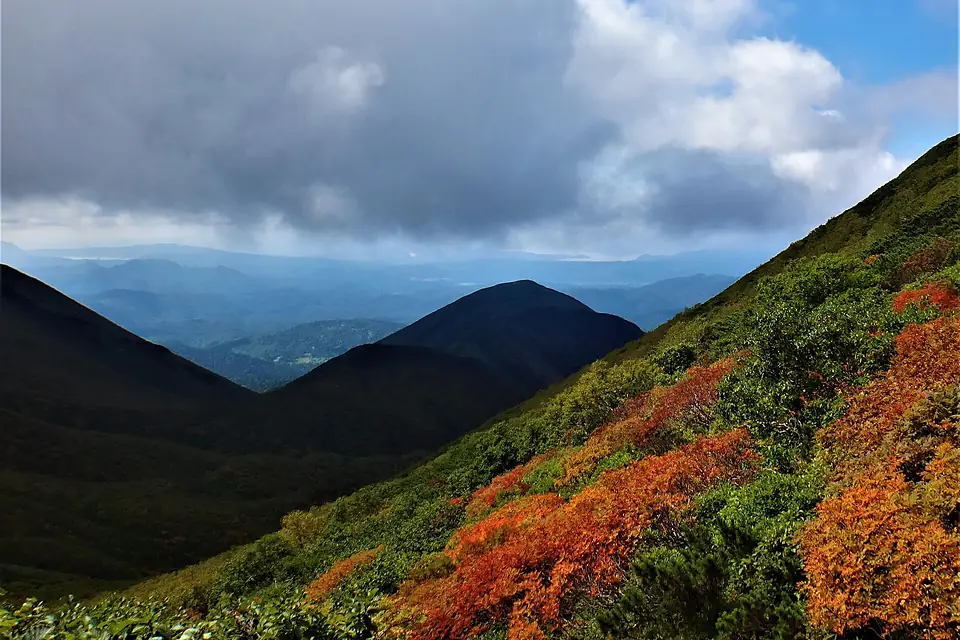 山頂直下から摩周湖（左奥）と屈斜路湖（右奥）