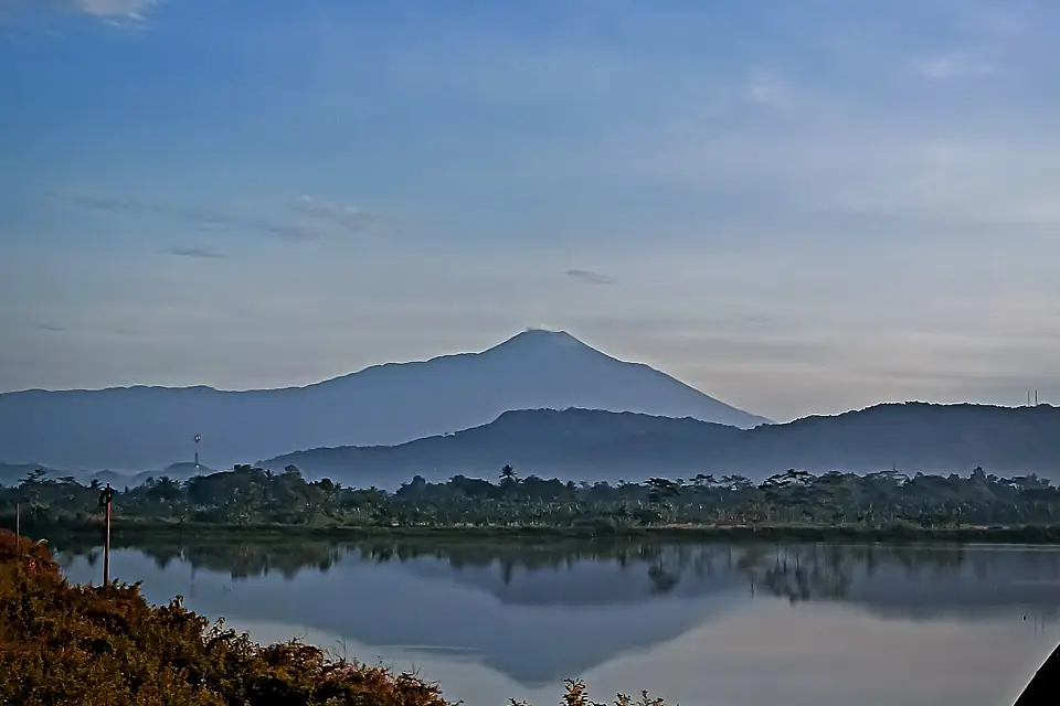 Gunung Slamet dan Pegunungan Serayu Selatan dilihat dari Rawa Kembang