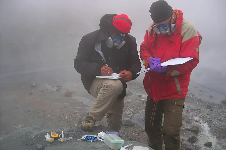 Jake Maule and Jan Toporski use LOCAD-PTS in crater of Mutnvosky Volcano