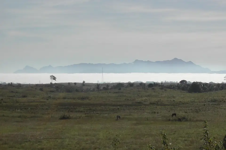 View from the rim view into the Iralalaro basin to Paitchau range over extensive grazing land near Ili Lapa, Lospalos