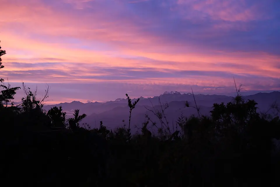 Amanecer con vistas al Pico Cristóbal Colón und Pico Simón Bolívar en la Sierra Nevada de Santa Marta, Departamento de Magdalena, Colombia