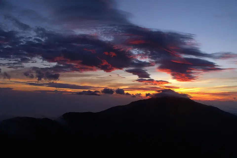 Amanecer desde Pico Oriental, silueta del Pico Naiguatá