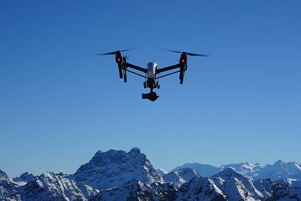 DJI Inspire Zenmuse X5 PRO hovering over Piz Kesch, picture taken on Älplihorn 1
