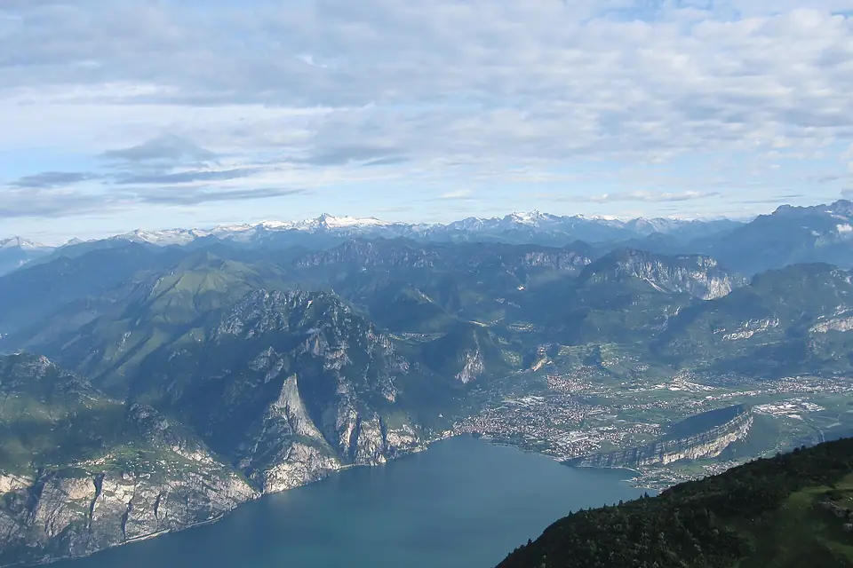 La parte settentrionale del Lago di Garda sullo sfondo le cime innevate del Carè Alto e della Presanella