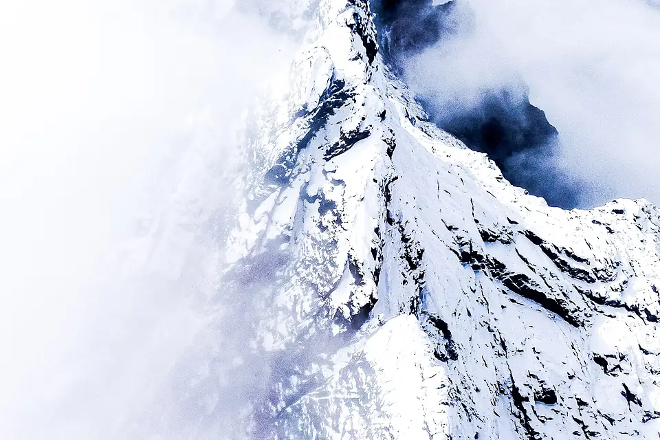 Carstenzs Piramida Mountain