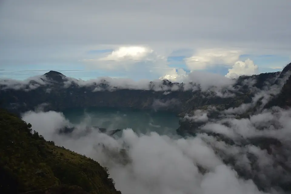 Arak-arakan awan yang berkumpul ke segara anak, TN Gn. Rinjani