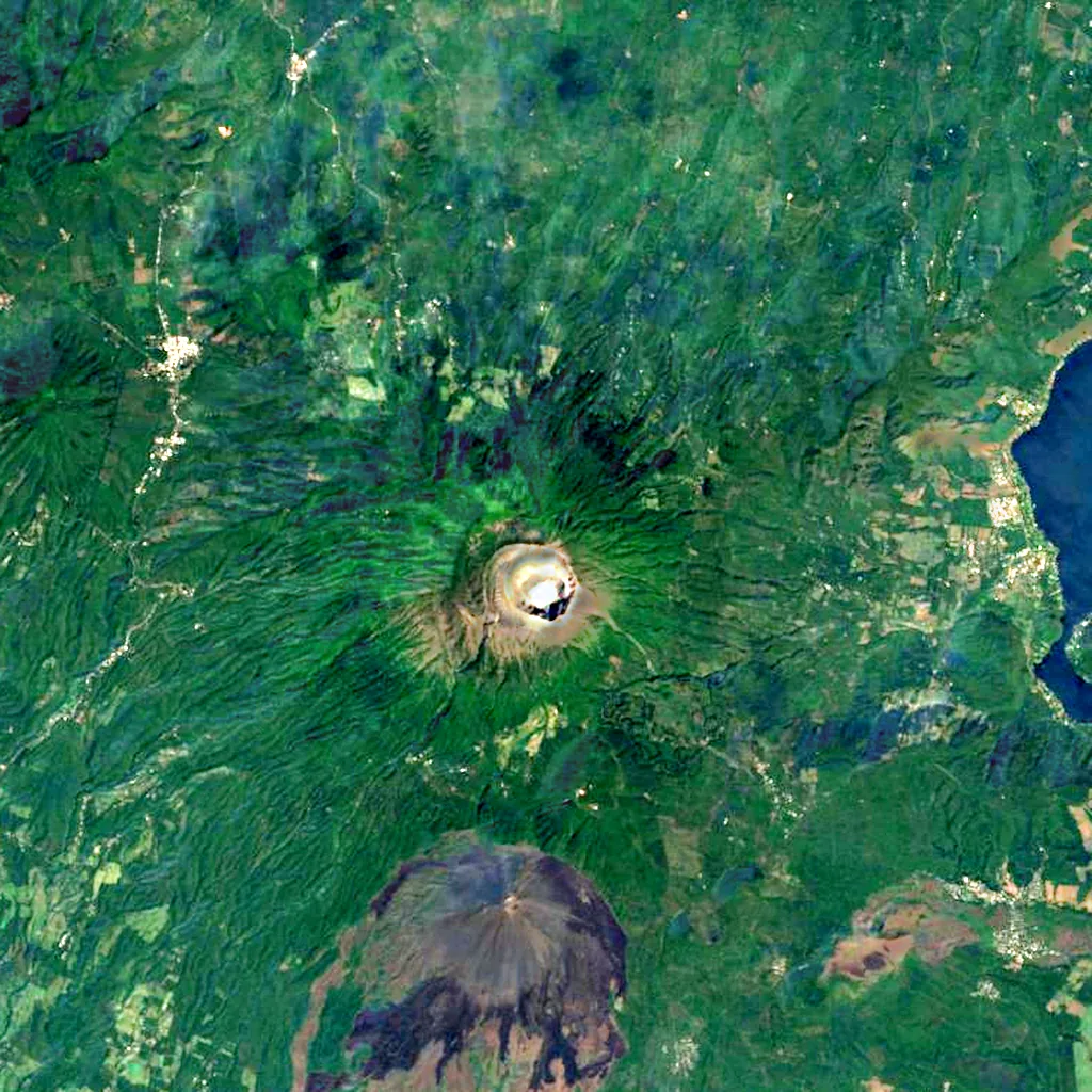 Santa Ana Volcano seen from above (Sentinel-2)