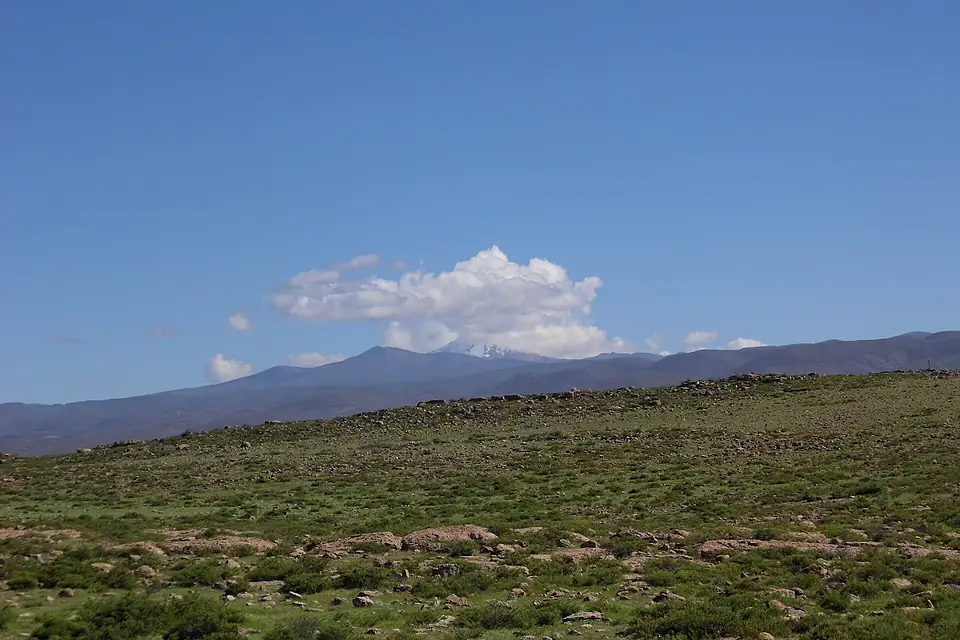 42. vista de la cima del Amargoso, al fondo el volcán nevado Sara Sara (Ayacucho) abril 2015