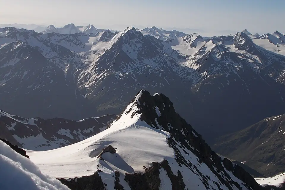 Blick vom Normalaufstieg zur Wildspitze auf den Ötztaler Urkund