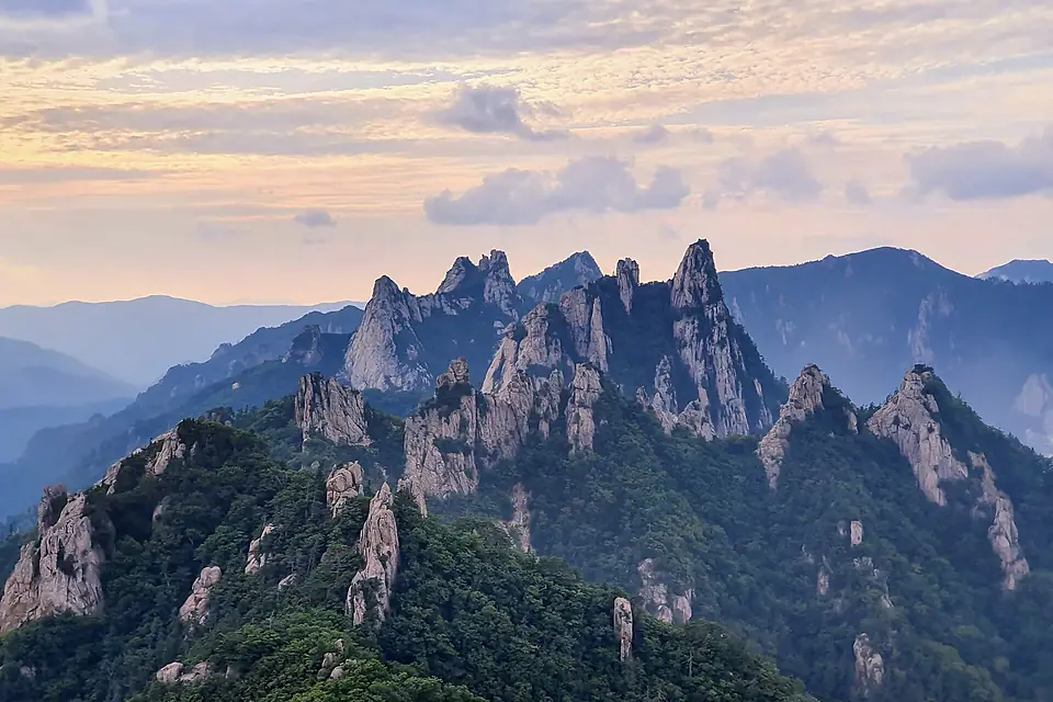 Dinosaur Ridge of Seoraksan