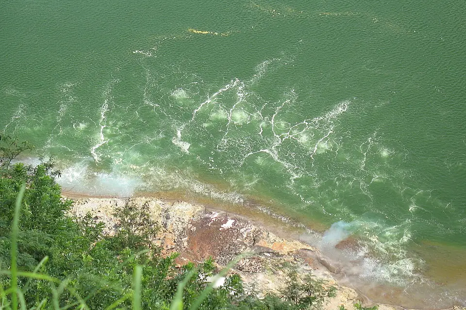 Boiling acid,Taal Vulcano - panoramio