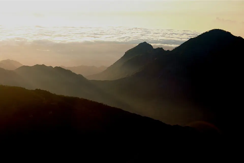 Mountains seen from Mt. Ramelau at dawn (6785007500)