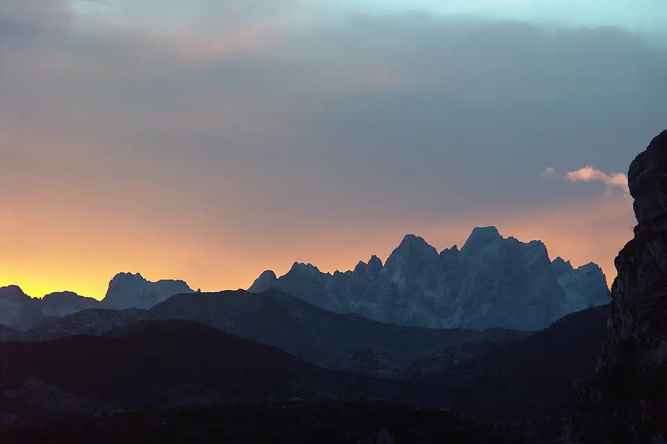Los Urrieles, encabezados por el Pico de los Cabrones y Torrecerredo desde las inmediaciones del Lago Enol, en el Macizo Occidental