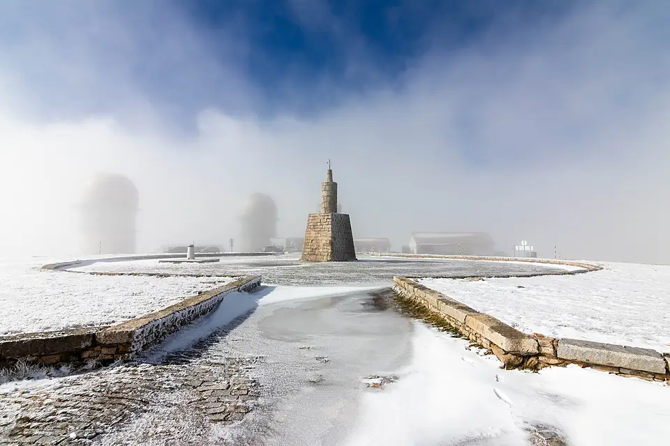 A Torre pintada de branco