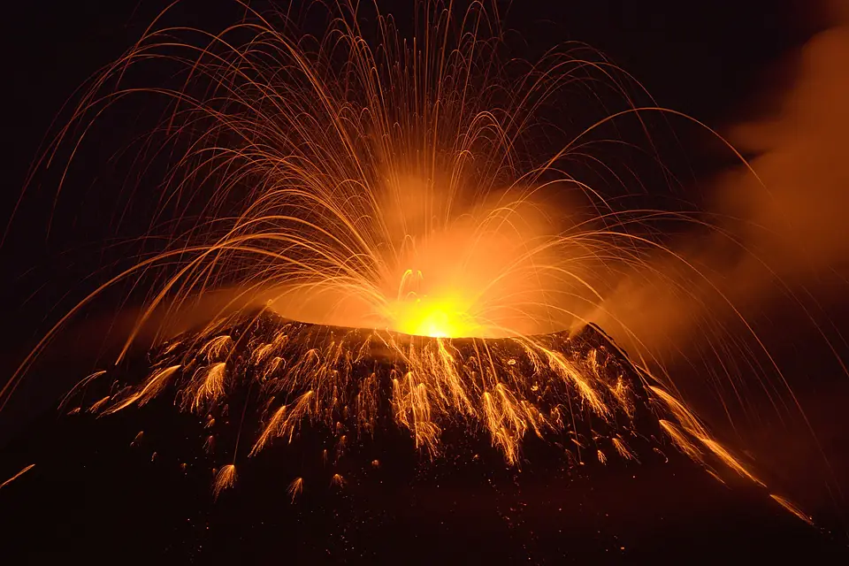 Parabolic Trajectories of Volcanic Bombs at Tungurahua volcano in Ecuador - 2010-05-31