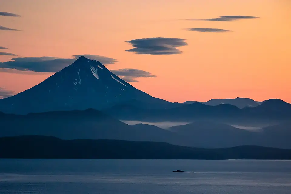 Kamchatka Submarine in front of Vilyuchik (24081187783)