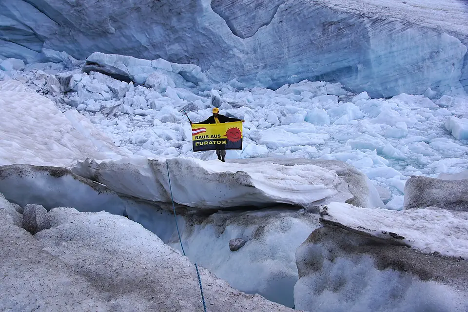 Raus aus Euratom - Anti-Atom-Aktion von Thomas Neff am abgebrochenen Weißsee-Gletscher 2013