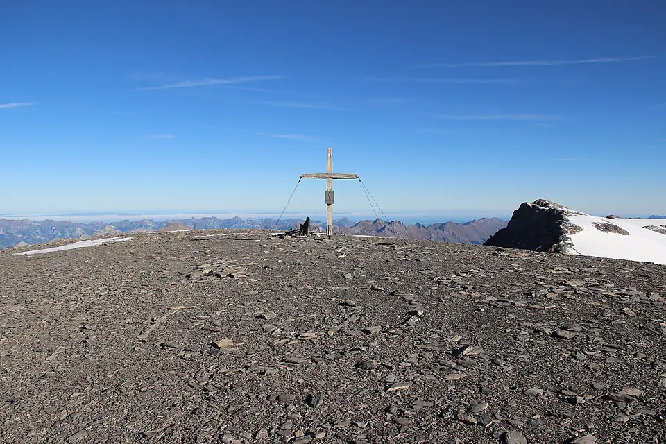 Cross at the summit of the Wildstrubel (14988140964)