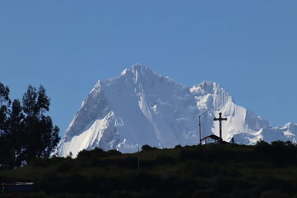 Nevado y montaña Yerupajá, vista desde Chiquián 01